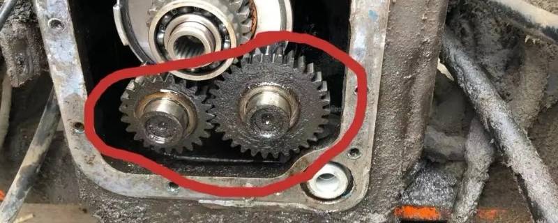 自动挡变速箱油加多了会怎么样（手动变速箱油加多了会怎么样）