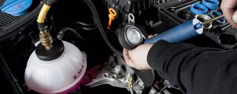 添加发动机冷却液的步骤 发动机加注冷却液