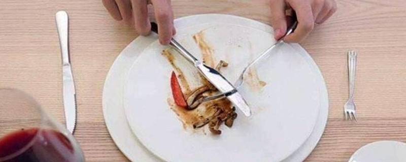 左手拿叉还是右手拿叉 牛排是左手拿刀还是右手拿刀