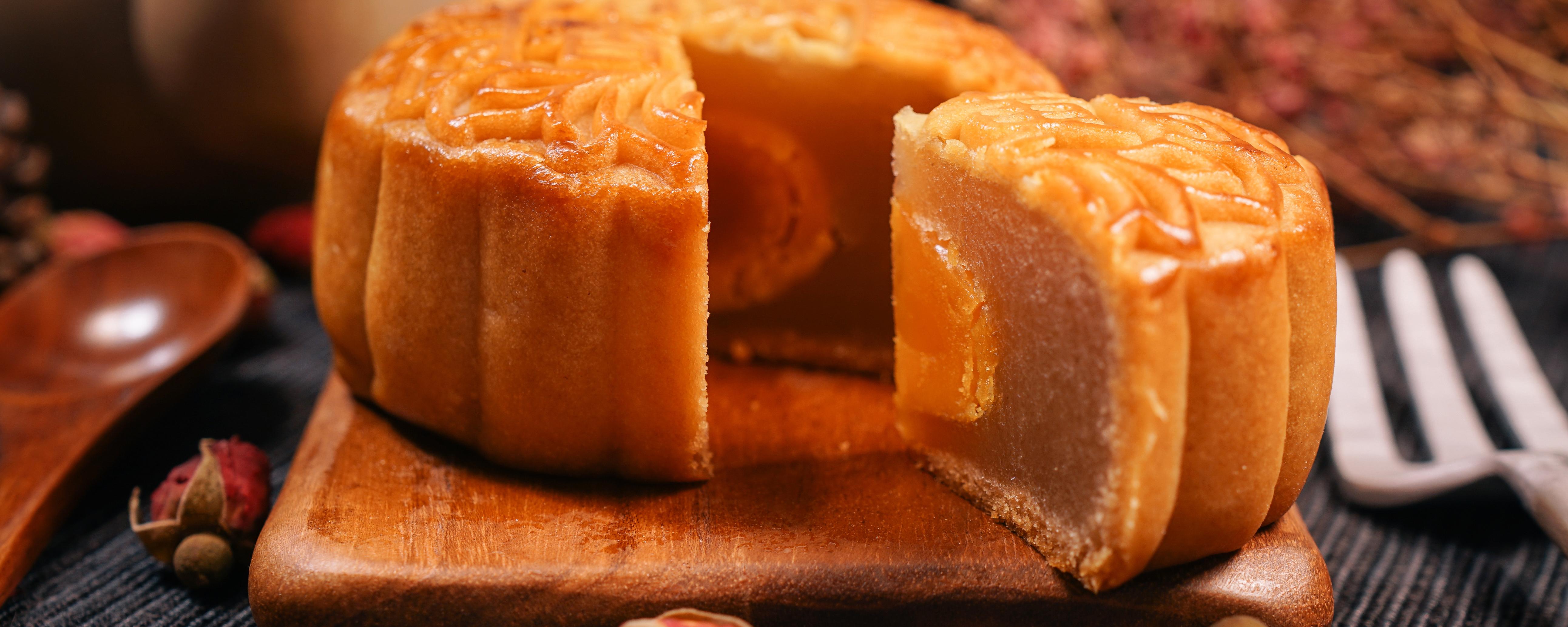 一个莲蓉蛋黄月饼的热量是多少（一个莲蓉蛋黄月饼的热量是多少千卡）