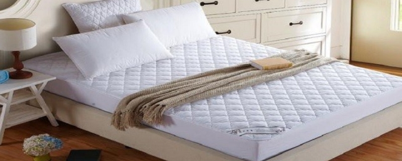 床垫味道重如何去除呢？（床垫味道重如何去除呢）