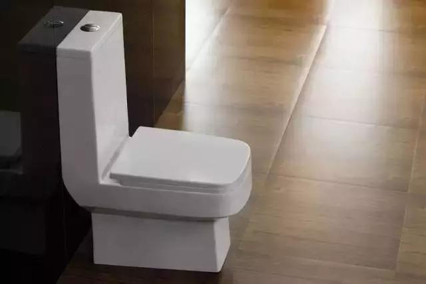 马桶下水口污垢很厚怎么去除 厕所陈年尿碱如何除掉 厕所发黄洗不掉小妙招