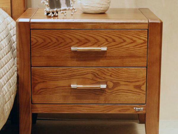 床头柜比床高多少好（床和床头柜哪个高）