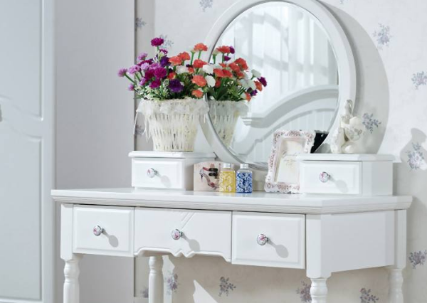梳妆台镜子对着门好吗(卧室梳妆台正确摆放图)