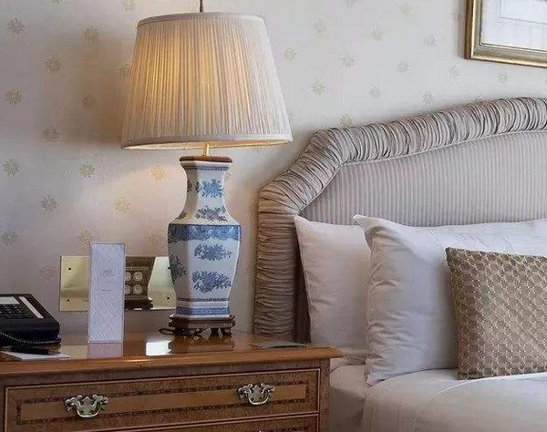 床头柜标准尺寸是多少 床头柜插座高度标准 床头柜标准尺寸是多少 床头柜插座高度标准