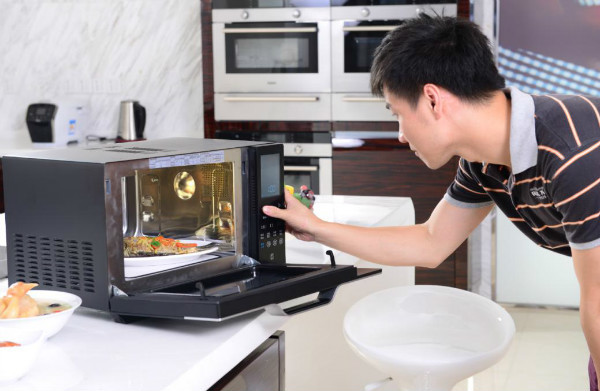 微波炉主要分类 各种功能应有尽有 微波炉主要分类 各种功能应有尽有