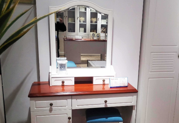 梳妆台镜子对着门好吗 房间梳妆台镜子对着门好不好呢 梳妆台镜子对着门好吗 房间梳妆台镜子对着门好不好呢