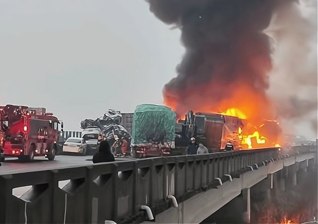 湖南高速车祸目击者：司机错过高速出口，快车道急刹车后造成追尾