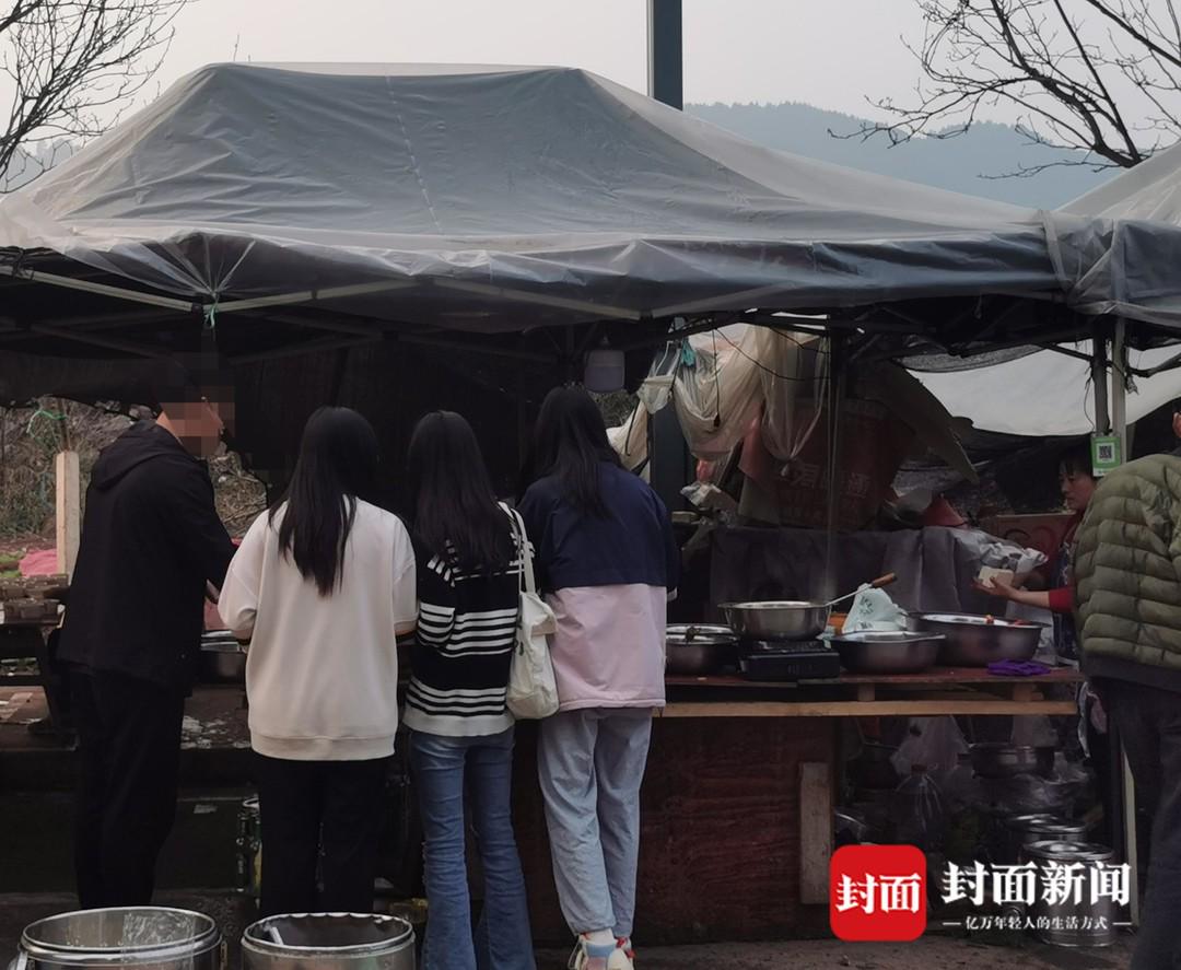 工地食堂因饭菜实惠成大学生打卡点 适合工地大食堂做的菜