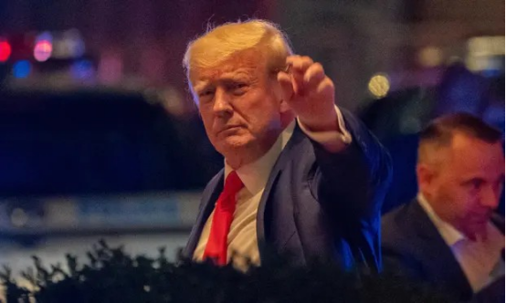 外媒：如被起诉，特朗普希望出庭时戴上手铐，把一切变成“奇观”