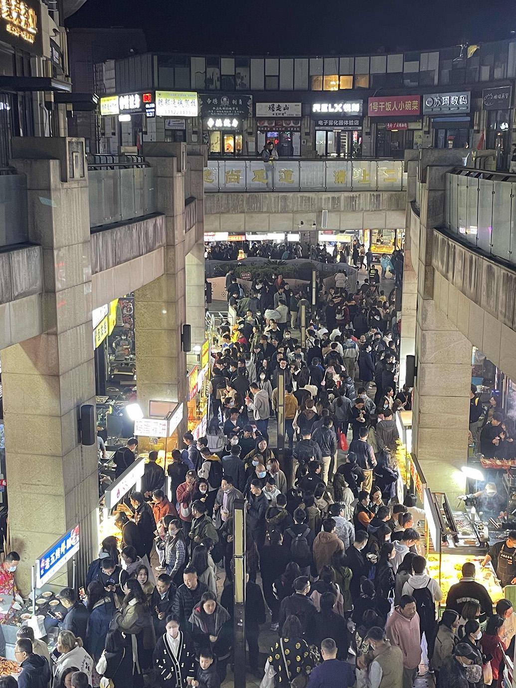 上海最大露天夜市重开，有人欢喜有人愁