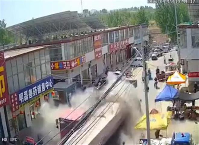 山东两辆大货车发生碰撞 致7死10伤           