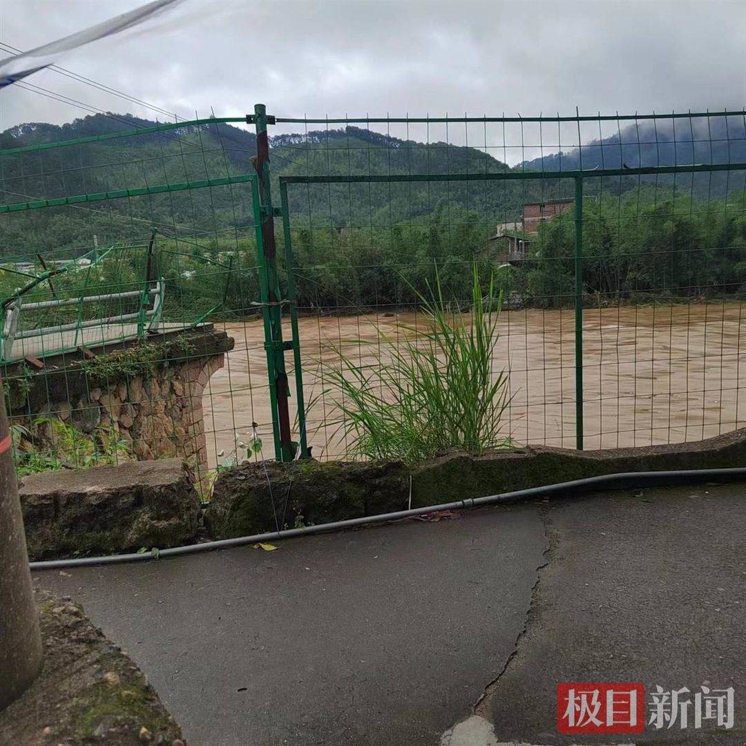 福建一桥梁垮塌致4干部落水失联，村民：暴雨连下十多小时，石桥为40年前集资修建