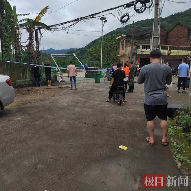 福建一桥梁垮塌致4干部落水失联，村民：暴雨连下十多小时，石桥为40年前集资修建 