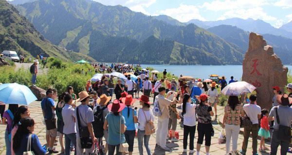 两旅行社恶意“甩团”致数百游客滞留新疆，前员工揭秘营销套路   