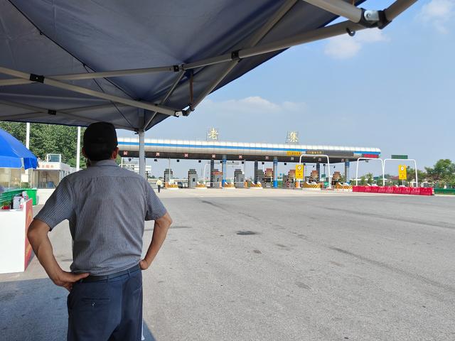 烂场雨致麦收撞期，一台到河南收割机被安徽村民热情友好留下就地作业   