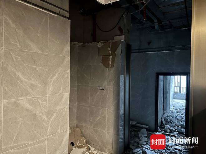 广东肇庆一业主打通42套房时墙现裂缝 住建部门：承重结构安全，业主愿赔偿