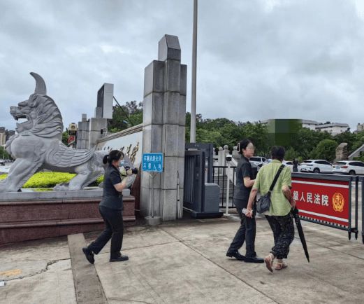 辩护人尚在安检庭审已结束？“冯波案”律师被禁带电脑入庭引风波   