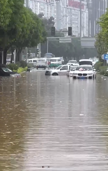 福建暴雨多人被困，有人点外卖留言：实在不好意思，但我太饿了