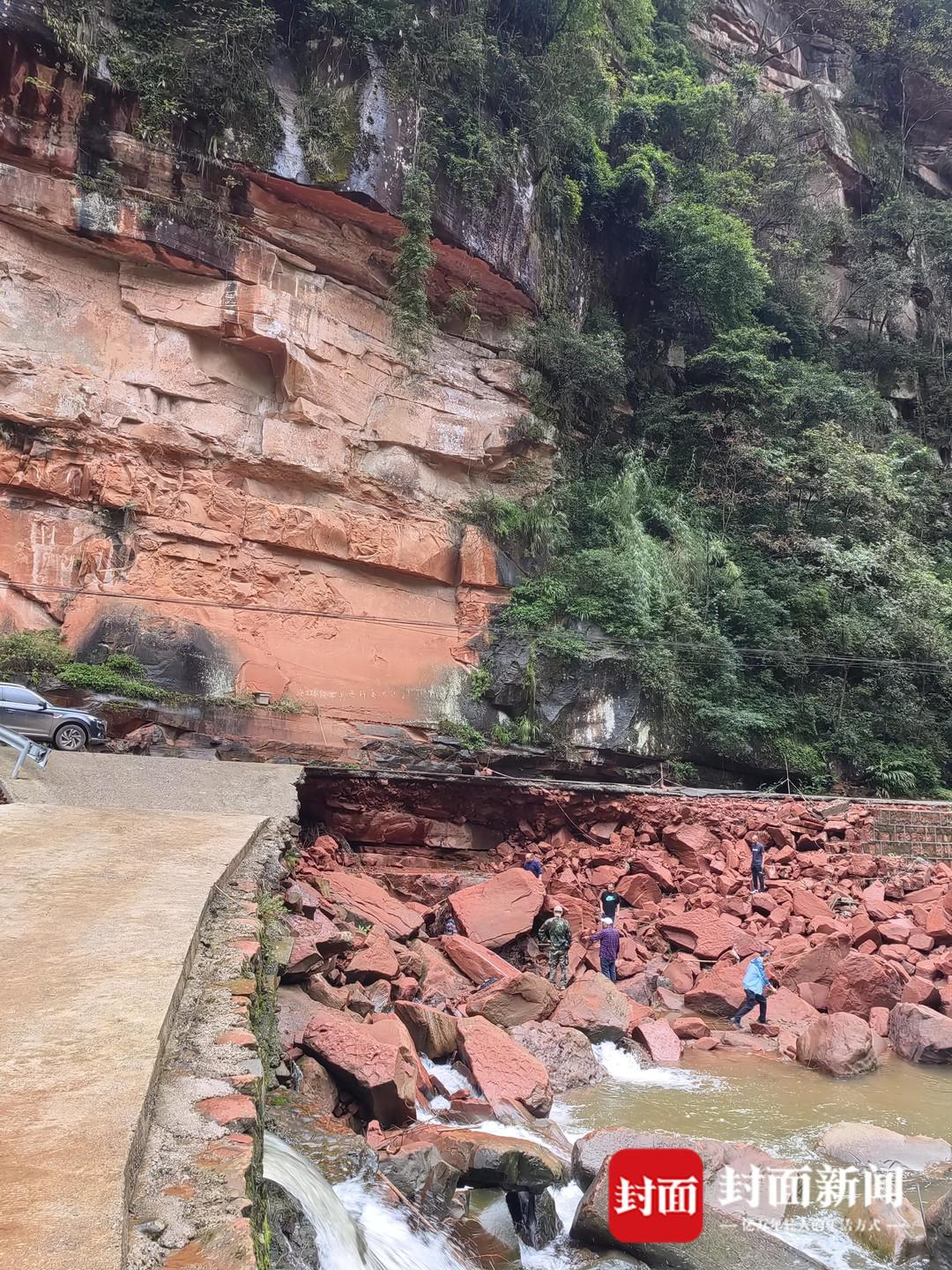 男孩河床边玩耍发现恐龙脚印（小男孩发现恐龙脚印）