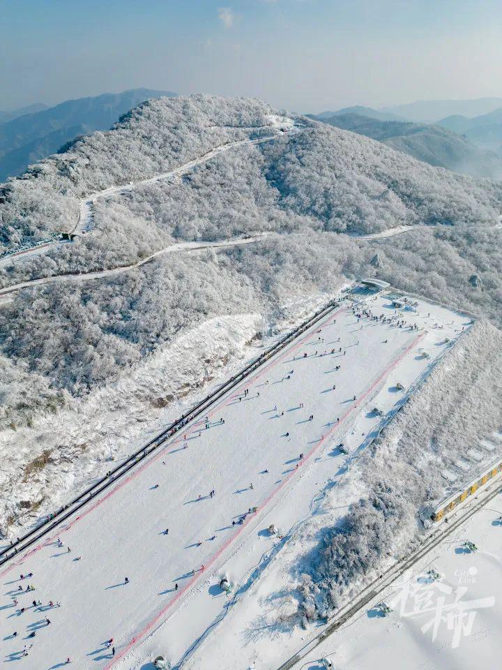 “不用教得多专业，一定要拍得很帅！”北方人在浙江教滑雪，三个月收入四万多