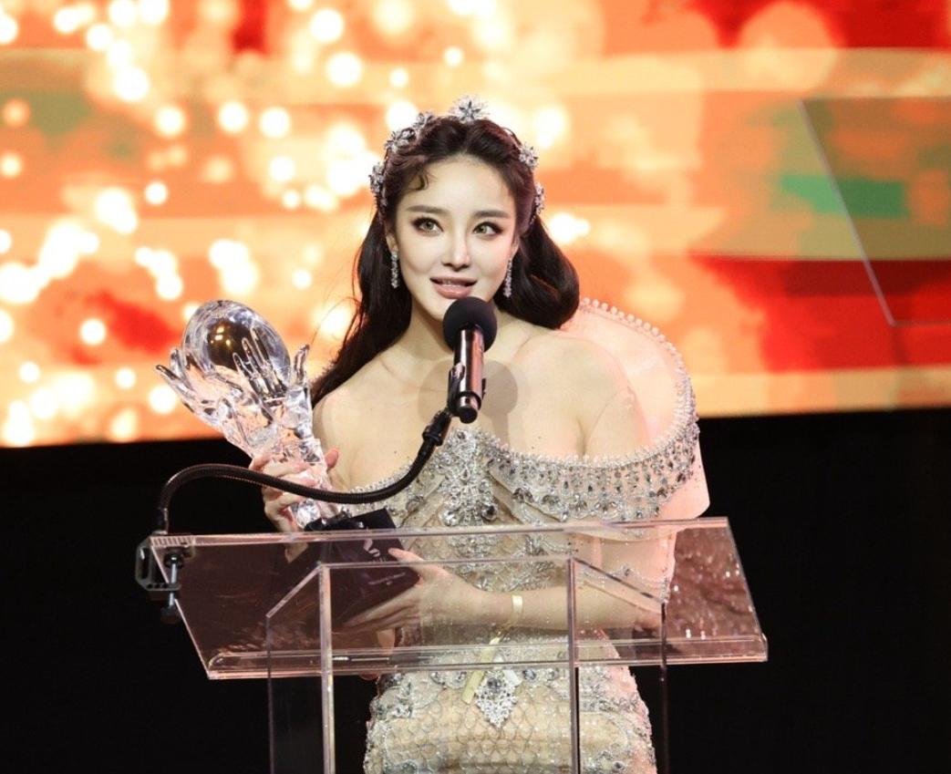 女星刘雨欣惨遭盗窃!保险柜被炸损失千万财物,直言晚上不敢睡觉