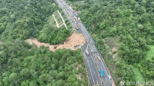 梅大高速塌方事故致19人死亡 伤者亲属：一家五口开车回茶阳遇事故3人失联1人受伤进ICU