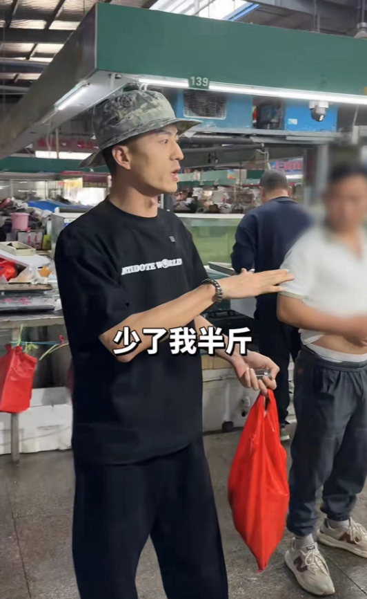 连云港一商户被曝短斤少两,官方:罚款市场方35万元,涉事商户被行拘