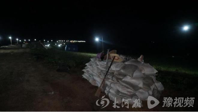 夜战洞庭湖堤防决口:三四分钟倾倒一卡车石料,巡查人员逐寸查看间堤
