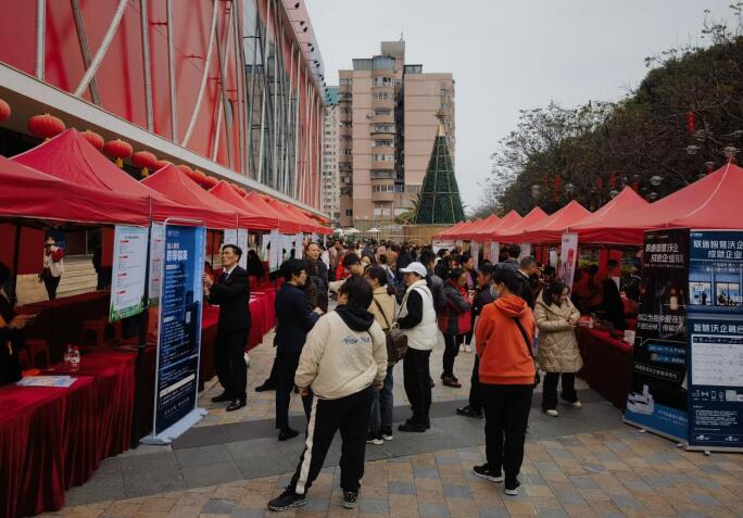 数字未来，青春护航：“高新校园”志愿者助力九八投洽会